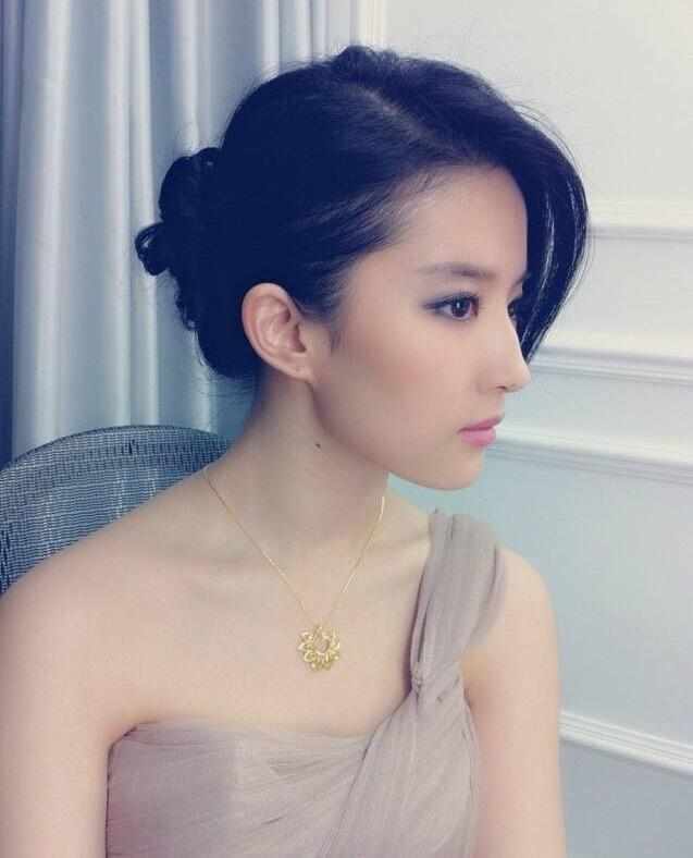 刘亦菲优雅代言中国黄金,菲凡绽放