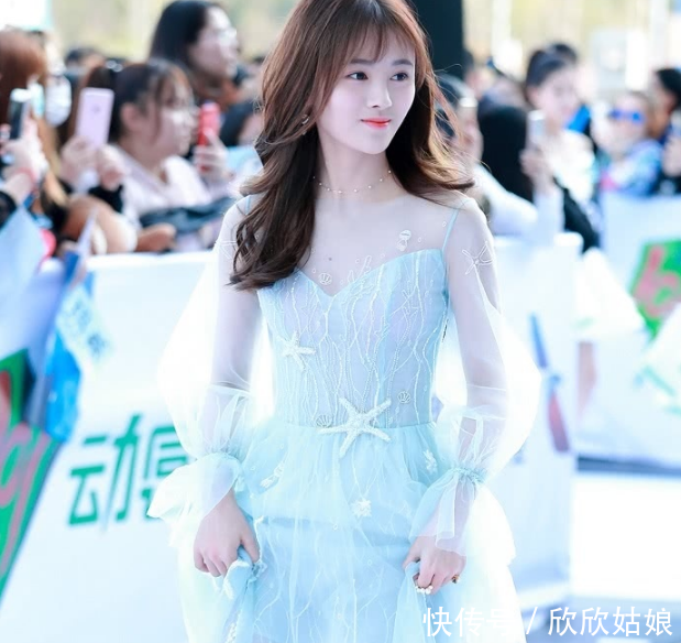 24岁鞠婧祎和21岁关晓彤穿仙女礼服比美,仙气