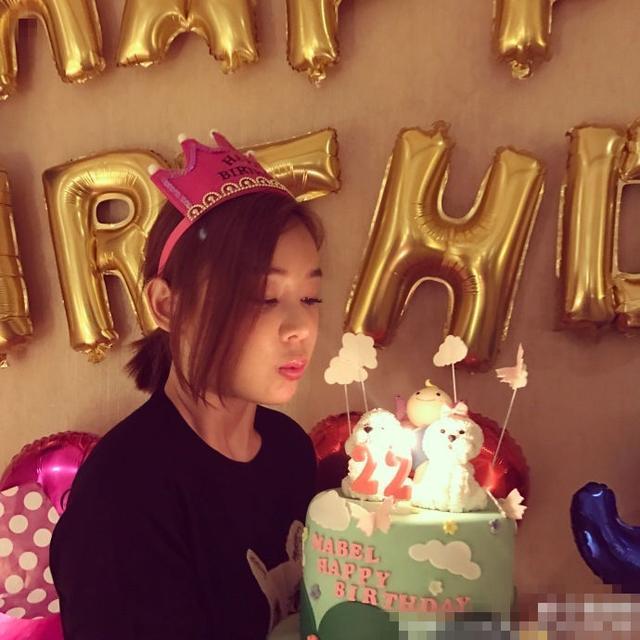 2月23日凌晨,袁姗姗晒出一组自己生日的照片。照片中的她休闲打扮,而生日现场也布置得十分温馨,她脸上的笑容更是藏不住。她发文写道:谢谢!有爱。 更有细心的网友发现跑男团居然少了一个人,到底是谁,原来是我们的胖迪热巴去哪里了? 早在2月21日,有网友爆出了跑男团录制节目时候的路透照,胖迪加入了其中,不过却显得并不怎么合群,疑似遭到了排挤。从路透照中看出跑男团成员分组坐车的照片中,迪丽热巴独自一人坐在最后,神情很是落寞,前排成员则是两两成双,交头接耳,显得格外热闹,坐在最后一排的迪丽热巴也是尴尬得不行