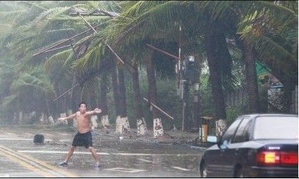 这位为了避免身后坍塌的建筑手脚架伤及车辆行人,这位小伙子脱光膀子