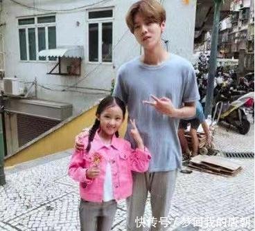 鹿晗8岁妹妹照片曝光,身穿仙女裙美出天际,粉