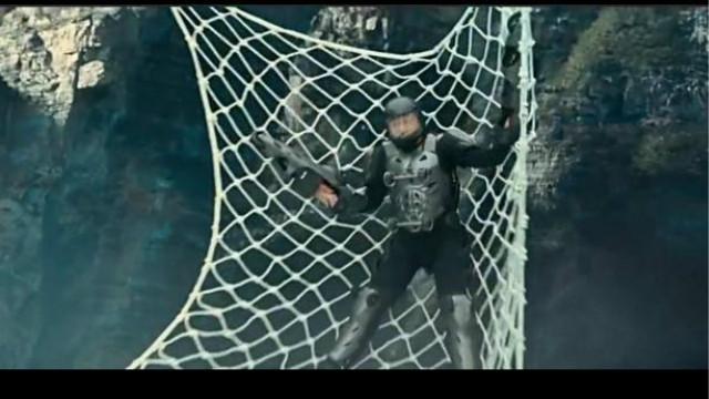 周冬雨曝剧组拍摄花絮 张一山趴台前索吻惨被