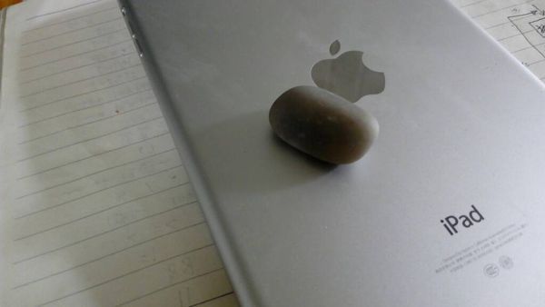 想这种白里透黑的石头是什么石头,用灯照会透