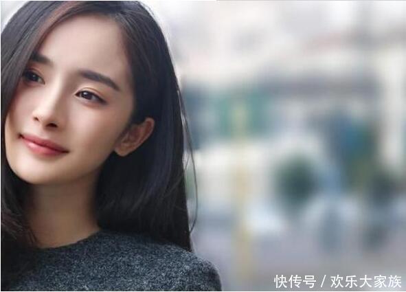 杨幂深夜撸猫臀部手机成亮点,手机:忍住不掉!