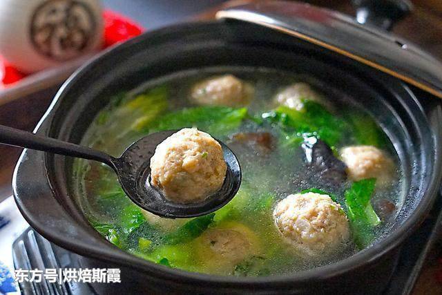 美食推荐:双椒炒鱿鱼须,芦蒿炒肉丝,生汆丸子汤,蒜薹香干