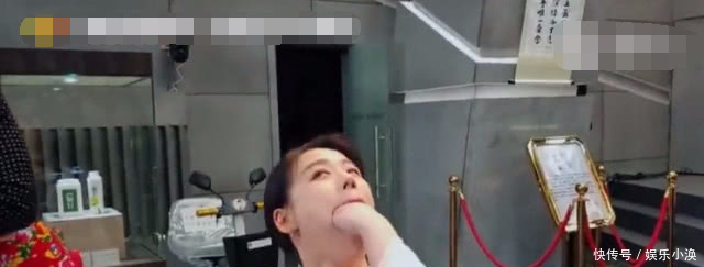 马思纯表演口吞拳头 边上的邓伦露出蜜汁表情