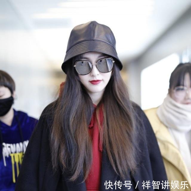 嫣机场被偶遇,皮肤白皙长发已披肩,白色风衣配