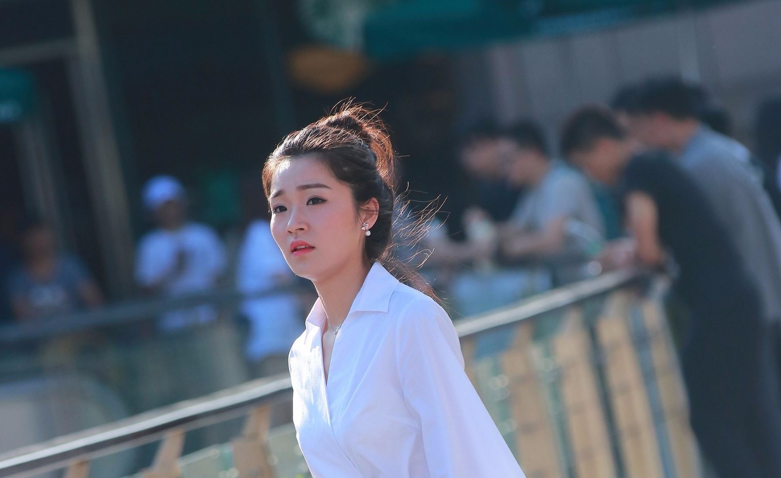 夏日街头街拍紧身短裤 短裤美女时髦中透露时