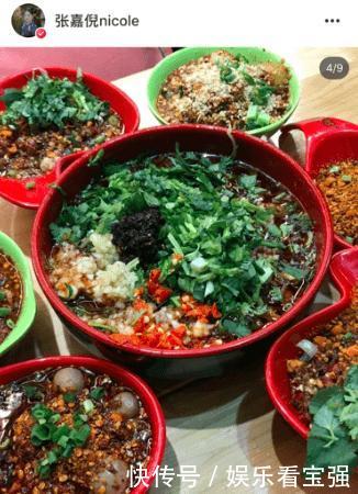 接地气张嘉倪凌晨12点街头撸串,7碗辣菜抢镜,