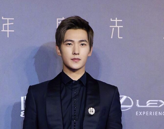 185的邓伦和180的杨洋一般高?男明星身高注水也很严重啊