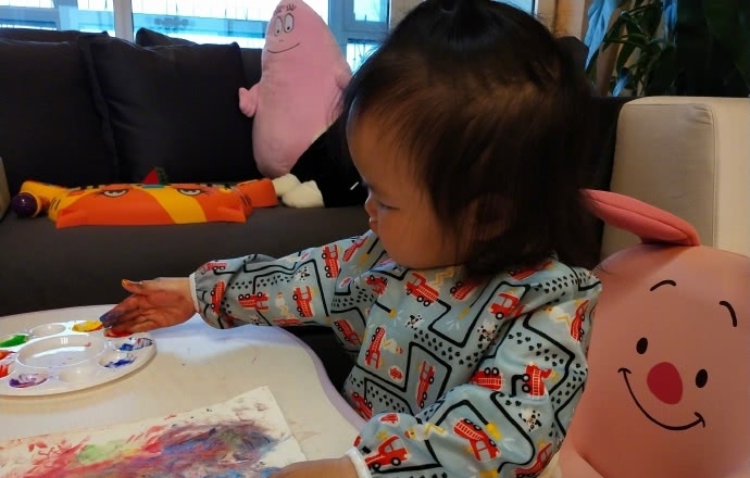 朱丹带女儿遛弯,看着女儿在阳光下欢快奔跑的