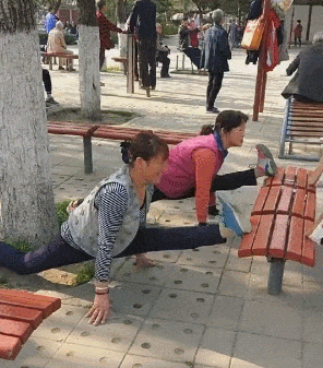 搞笑gif: 不要眨眼哦! 变身就是一瞬间