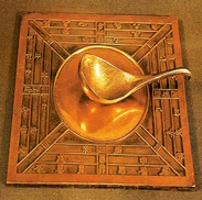 司南以端朝夕。(朝夕,指东西方向)《鬼谷子·