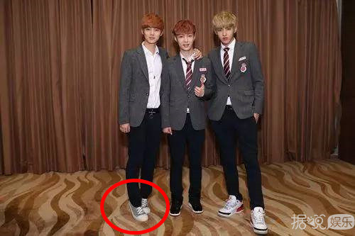 鹿晗为什么总喜欢合影垫脚呢?因为他是C罗的