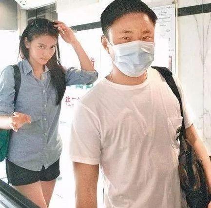 分手后的陈嘉莉还找朋友倾诉,借酒消愁.