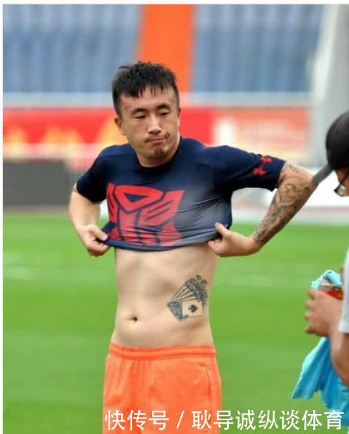 国足在健身的房秀肌肉回应白斩鸡,网友:为何不