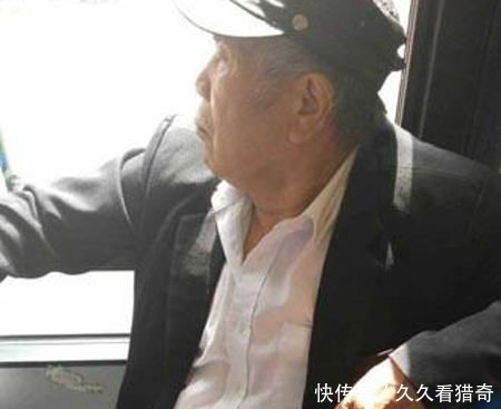 老人暴打未让座女孩