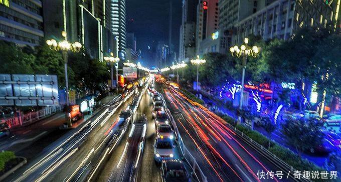 兰州最繁华的夜市,游客来这里都会排队买一碗