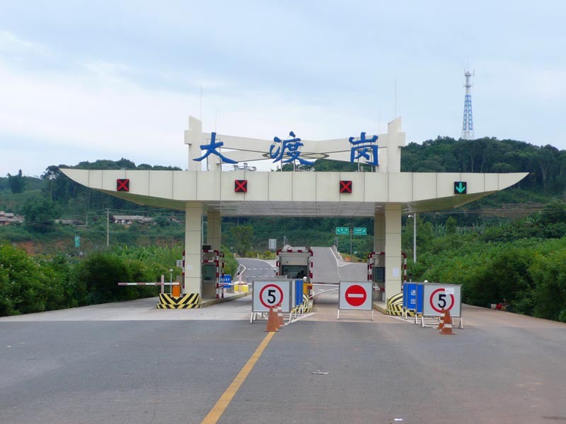 西邻景讷乡,北壤普文镇,"昆曼"公路思(普洱)小(小勐养)路段从境内横穿