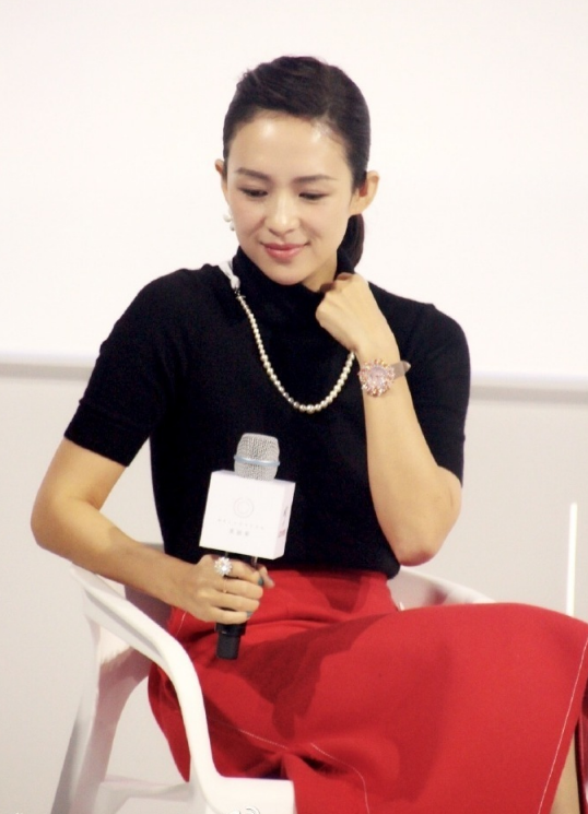 章子怡高叉裙秀修长美腿,灿笑变表情。动漫冷搞笑图片的天图片