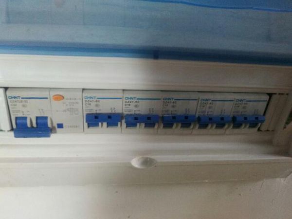 如图,这个是我家二楼的电闸开关,最左边那个按