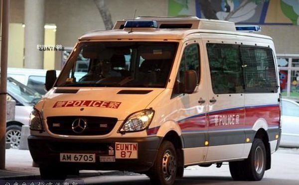 为什么香港警察的冲锋车上有奔驰的标志?_36