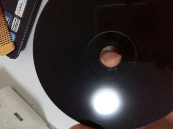 买了张光盘,长这个样,但是放在电脑里读不出来