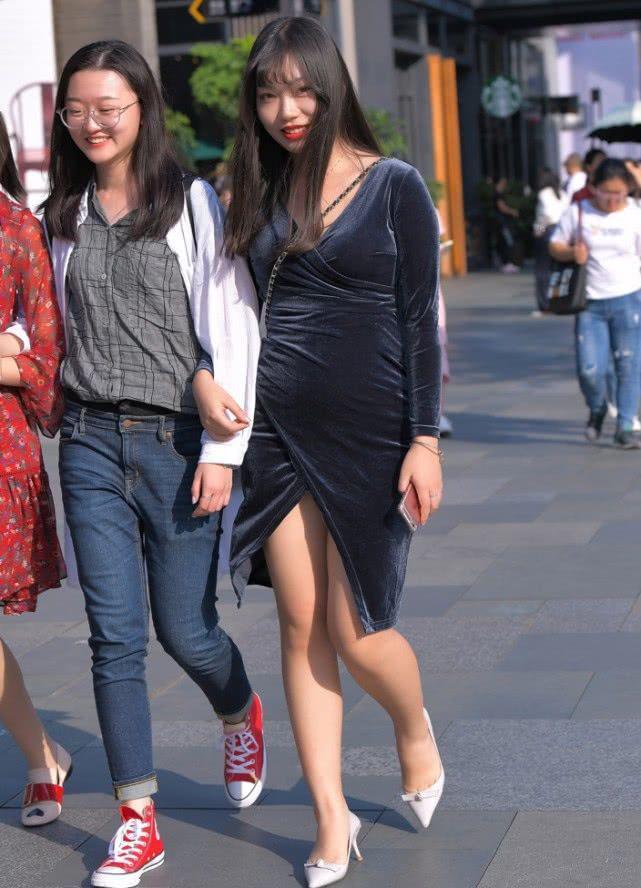 街拍:小姐姐一件白色单肩背心搭配低腰牛仔短裤,尽显时尚魅力插图(5) 街拍:小姐姐一件白色单肩背心搭配低腰牛仔短裤,尽显时尚魅力插图(5)