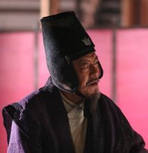 平顶,似圆型"套子",两边有耳垂下;戴时必须罩于冠帻之外,才成为帽子