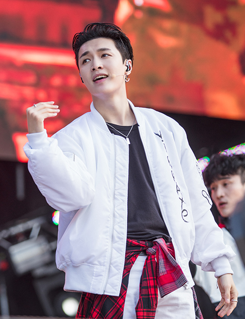 张艺兴成首位登上芝加哥音乐节华人 霸气演唱中文歌曲