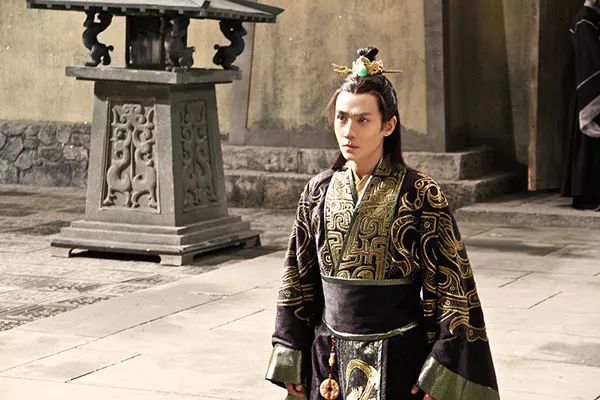 《芈月传》中他饰演孙俪儿子嬴稷,从15岁一直演到五十来岁