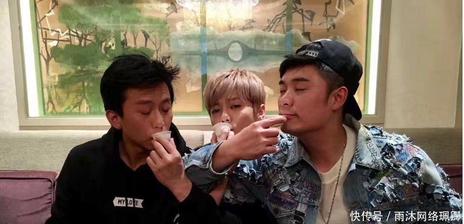 鹿晗打球换鞋,关晓彤帮忙系鞋带,安静的像小迷