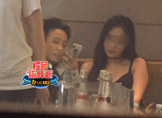 你的男孩tt夜店连撩三女 美女豪放坐其大腿气氛暧昧
