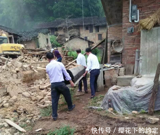 小伙赚钱回家盖新房,晚上睡觉耳边连连响怪声