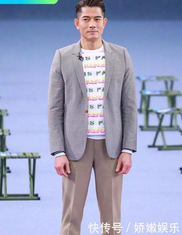 郭富城获二胎后首露面给老婆买水果,此时他不