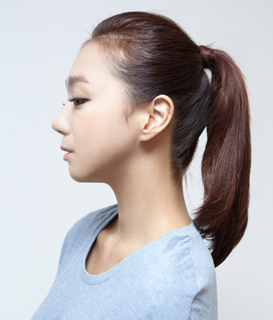 怎么用自己的头发绑马尾呢_360问答