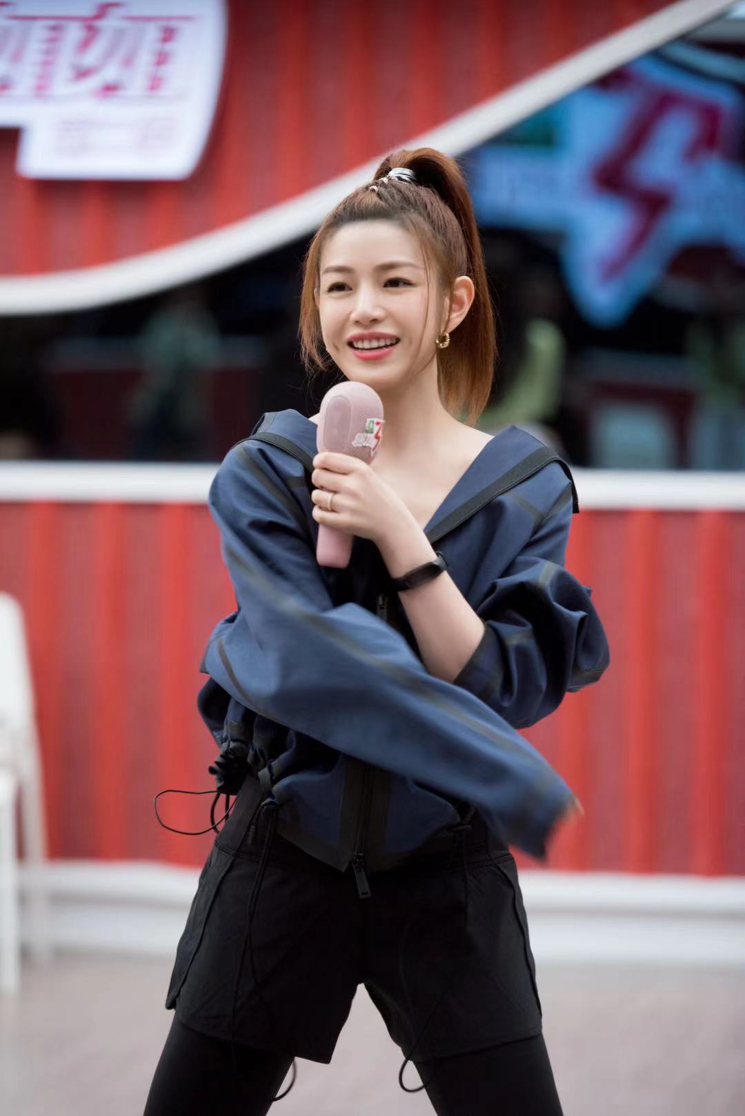 36岁陈妍希终于换风格，时髦机车皮衣配牛仔短裙，酷帅活力显个性_凤凰网