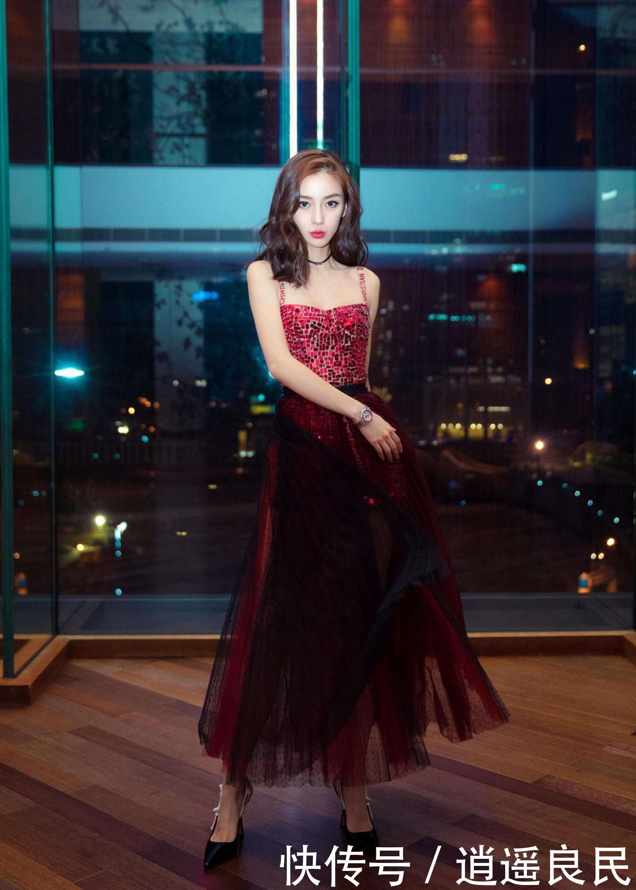 杨颖为赶时尚真疯狂!三伏天穿长袖走机场,脚上的鞋看着都冒汗! 胜博发登录网址