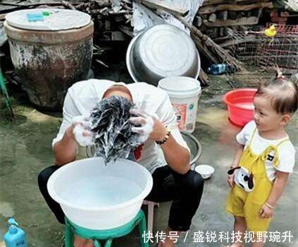 爸爸在洗头,三岁女儿拿掉爸爸的凳子,接下来让