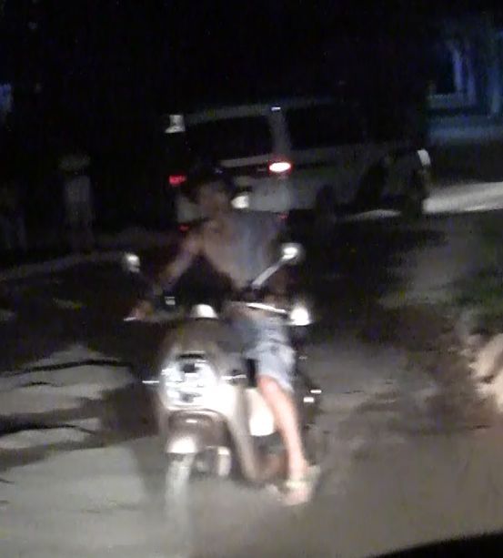 广东徐闻县一男子涉吸毒狂躁伤人 特警及时制止