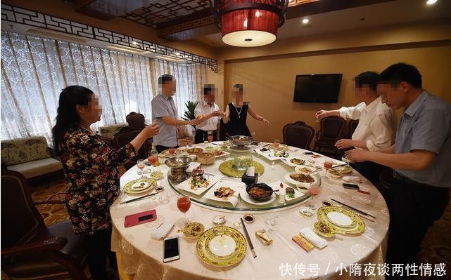 带毁容的妻子去聚会，被同学各种嘲笑，老婆站起来后，全场安静