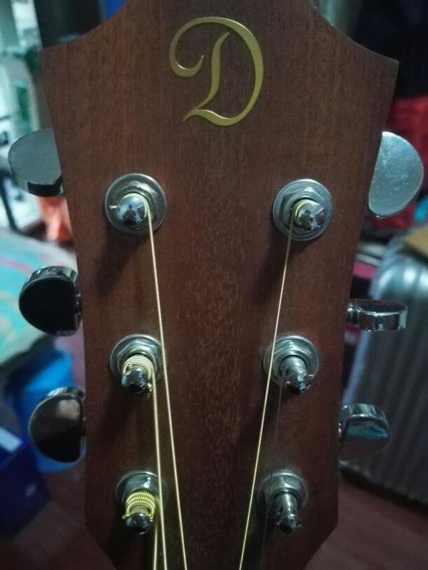 民谣吉他民谣吉他琴头有一个大写的D是什么牌子? 是不是个杂牌子?大概多少钱呢?_360问答