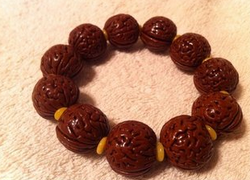 新买的脑纹桃核手串,请问怎么把玩才能让它快