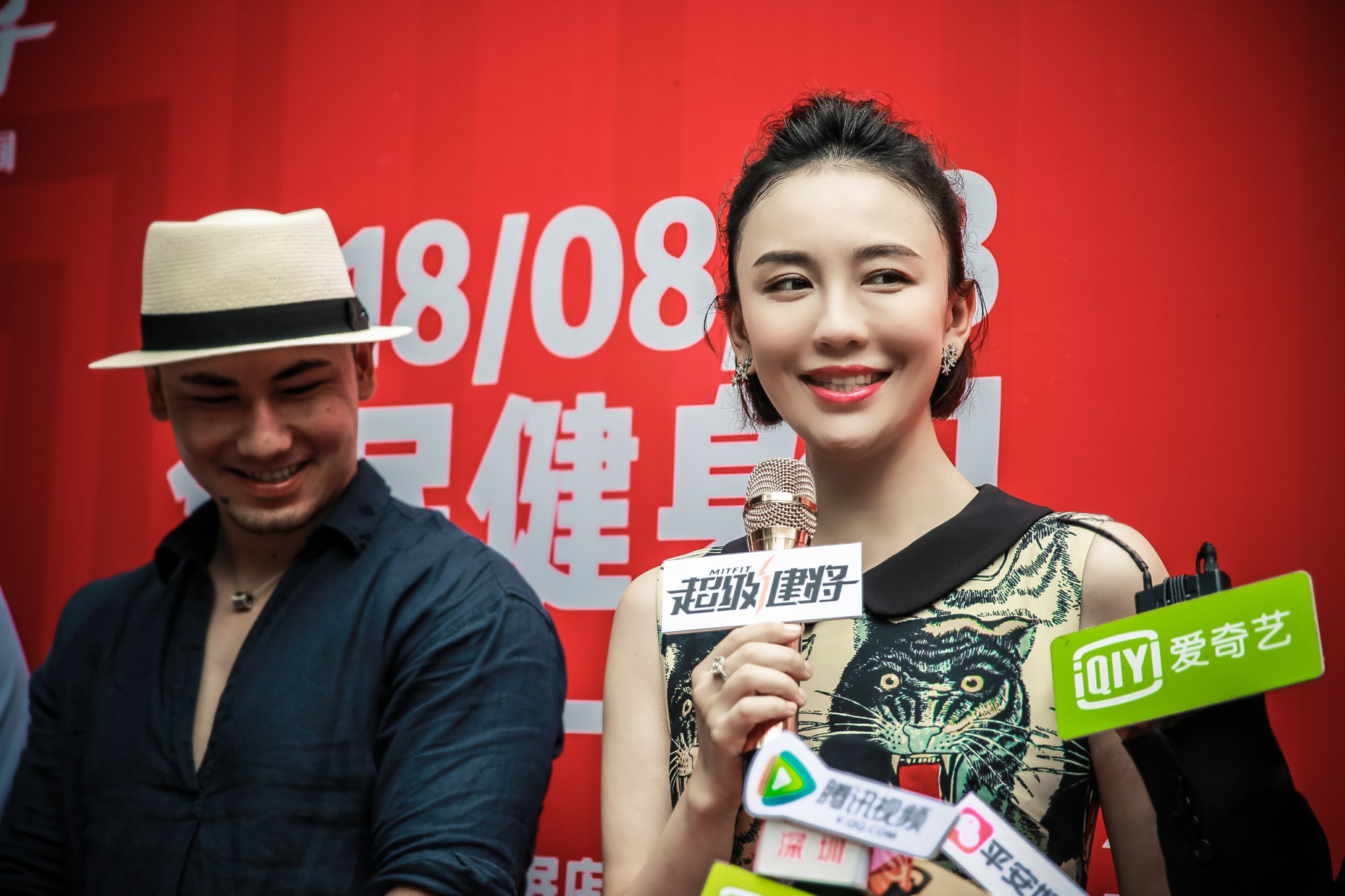 吕佳容出席活动变健身达人 言传身教运动新能量