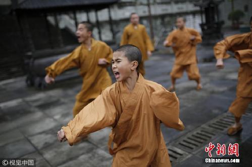 习武吆喝,僧人诵经,在这些尘世中难得听到的梵音中,四面山少林寺僧