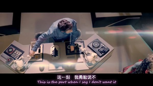 一首英文女生的唱的mv飞机是一架水晶飞过然歌女的高潮戴图片