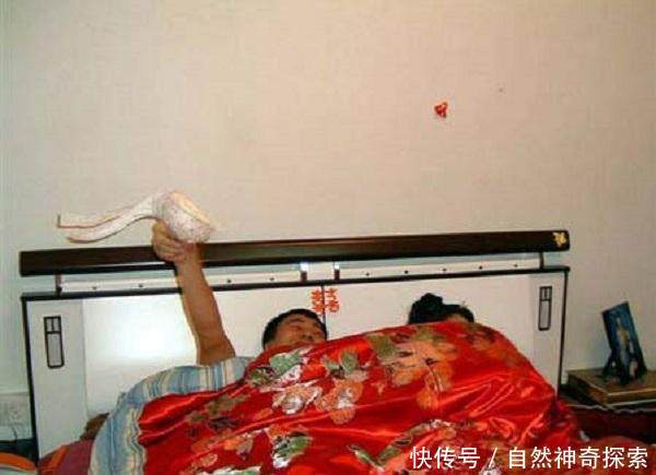 去农村参加婚礼,闹婚房时很新鲜,可伴娘却受不了,跑出了屋!