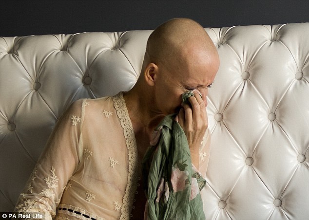 女子切除乳腺后拍“无胸”写真 微笑面对