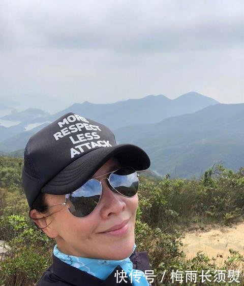 52岁刘嘉玲素颜登山,稳坐悬崖超大胆,网友大妈
