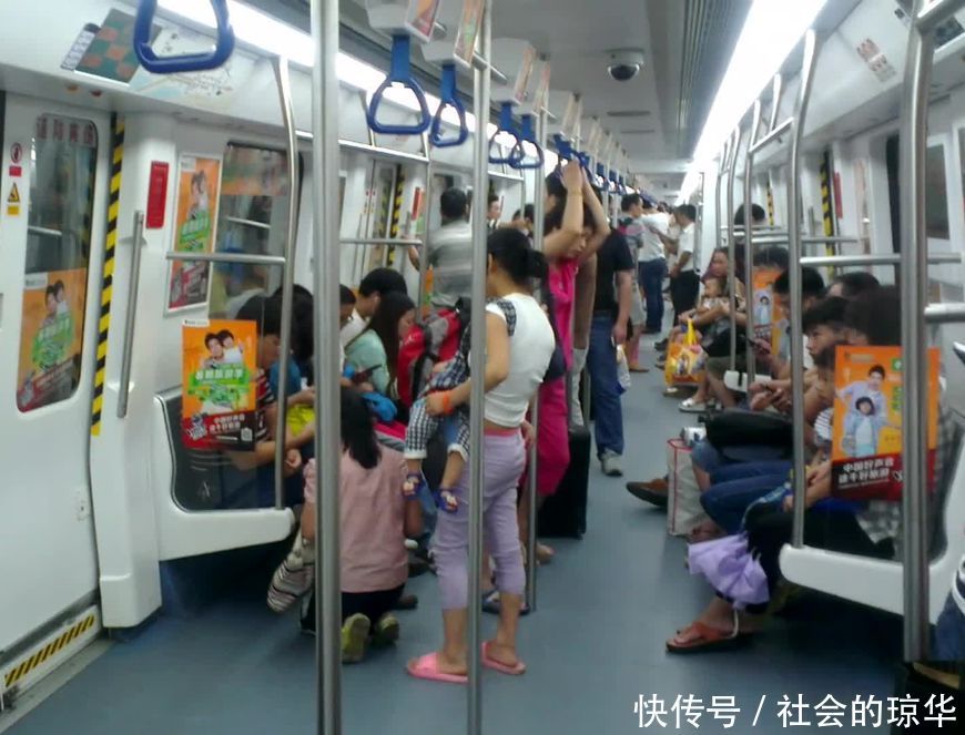 地铁上一女子一上车就躺着睡觉,让一旁的乘客